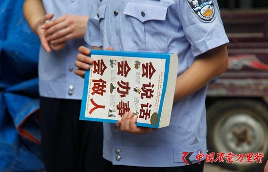 2017年8月15日,鄭州市鄭東新區(qū)在一場(chǎng)打擊傳銷專項(xiàng)行動(dòng)中繳獲的傳銷書籍。視覺中國(guó)供圖