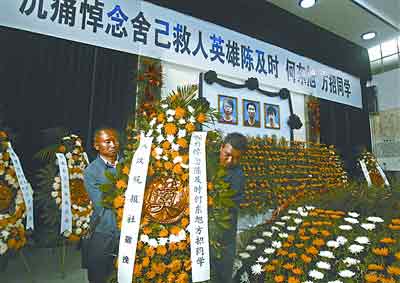 湖北荊州上午將為救人溺亡大學(xué)生舉行追悼會(huì)