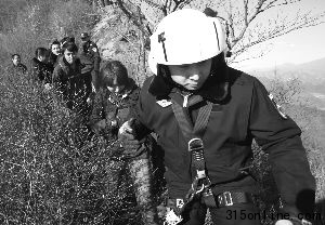 前日，救援人員把被困人員帶到直升機下等待救援。本報記者 王貴彬 攝