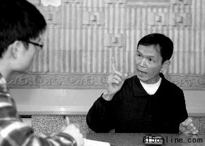 6日，東盛名苑一名有房無證的業主接受采訪