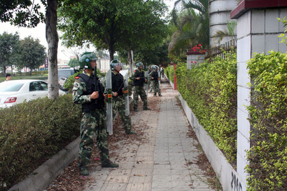 特戰(zhàn)隊官兵外圍封控 圖片來源:人民武警報