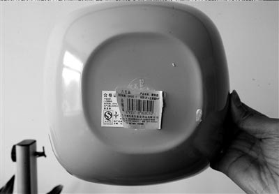 有毒仿瓷餐具貼上新標識后繼續(xù)銷售涉嫌欺詐