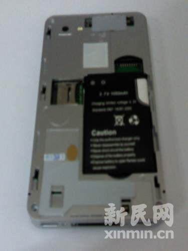 正品iPhone4后蓋不能輕易打開。龍先生供圖