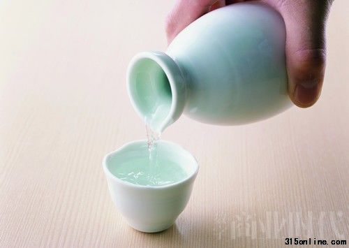 濃厚的文化背景和底蘊(yùn),這恰恰也是中國白酒所欠缺的,由“貴”入“奢”,是中國白酒面臨的下一個(gè)挑戰(zhàn),而如何完成這一跨越,更是需要多方因素的全面考量。 濃厚的文化背景和底蘊(yùn),這恰恰也是中國白酒所欠缺的,由“貴”入“奢”,是中國白酒面臨的下一個(gè)挑戰(zhàn),而如何完成這一跨越,更是需要多方因素的全面考量。