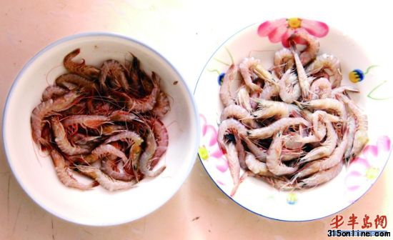 在市場(chǎng)上購(gòu)買的兩種立蝦,放了數(shù)小時(shí)后 ,一種變黑(左),另一種鮮亮如初。 在市場(chǎng)上購(gòu)買的兩種立蝦,放了數(shù)小時(shí)后 ,一種變黑(左),另一種鮮亮如初。