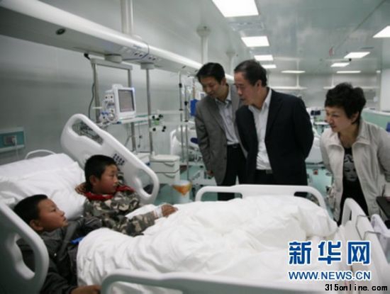 4月22日,榆林市榆陽(yáng)區(qū)魚河鎮(zhèn)中心小學(xué)飲用牛奶中毒的學(xué)生在醫(yī)院接受治療。 4月22日,榆林市榆陽(yáng)區(qū)魚河鎮(zhèn)中心小學(xué)飲用牛奶中毒的學(xué)生在醫(yī)院接受治療。