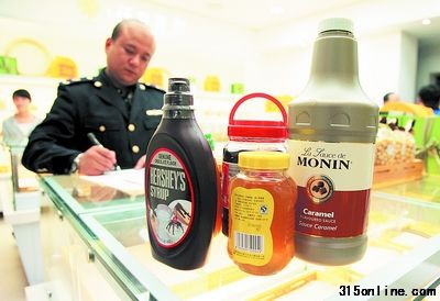 工商執(zhí)法人員查獲店內(nèi)添加劑,除一瓶蜂蜜有QS認(rèn)證外,其余三個品種的添加劑均無QS認(rèn)證。邱曉峰 攝 工商執(zhí)法人員查獲店內(nèi)添加劑,除一瓶蜂蜜有QS認(rèn)證外,其余三個品種的添加劑均無QS認(rèn)證。邱曉峰 攝