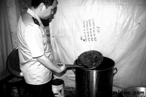 桌子上堆放著橙紅色素、日本肉香王香料、辣椒精等多種食品添加劑。來源:番禺日報(bào)