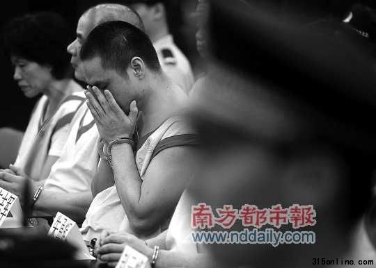涉黑“肉霸”團(tuán)伙18名成員受審。南都記者 馮宙鋒 實(shí)習(xí)生 郝文輝 攝 涉黑“肉霸”團(tuán)伙18名成員受審。南都記者 馮宙鋒 實(shí)習(xí)生 郝文輝 攝