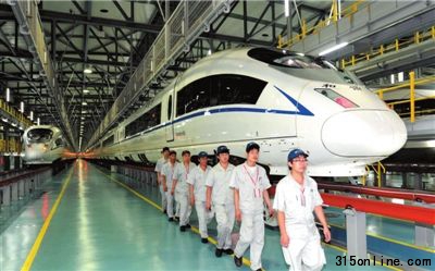近日,中國(guó)北車唐車公司駐上海動(dòng)車所售后服務(wù)站工作人員準(zhǔn)備檢查入庫車輛。新華社發(fā)