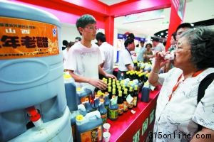 7月20日,北京,山西商品大集在國(guó)瑞城開(kāi)張,醋產(chǎn)品受到北京市民歡迎。資料圖片