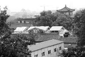 7月29日,劉老根會館內(nèi)的晉翼會館,四合院屋頂上出現(xiàn)3個(gè)尖頂罩棚。曾一智供圖