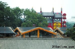 昨日下午,劉老根會館內(nèi)違建“罩棚”部分已經(jīng)拆除。本報記者 吳江 攝