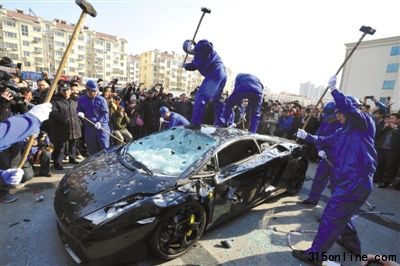 2011年3月15日，在青島一建材燈具城門口，一名車主不滿品牌商服務，將問題跑車當眾砸毀。魯友 攝