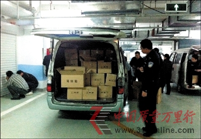 <b>▲警方在地下車庫(kù)內(nèi)攔截了送貨車輛。</b> <b>▲警方在地下車庫(kù)內(nèi)攔截了送貨車輛。</b>