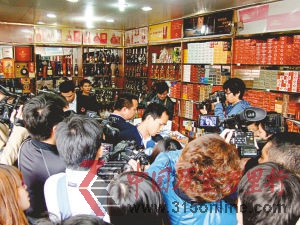 帶隊的楊劍昌表示,深圳相關(guān)條例規(guī)定,銷售假冒偽劣商品在15萬元以上,可追究法律責(zé)任;但在實際打假中,要得知是否能達(dá)到15萬元,只有查看賬本才知曉,可賬本并不能顯示商品的真?zhèn)危挥屑哟筇幜P力度,才能保證消費者的安全。