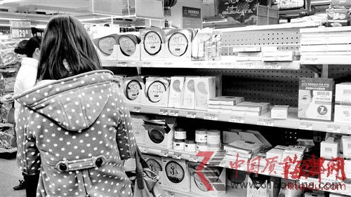昨天中午,被曝光的東洋之花面膜仍在沃爾瑪超市貨架上銷(xiāo)售
