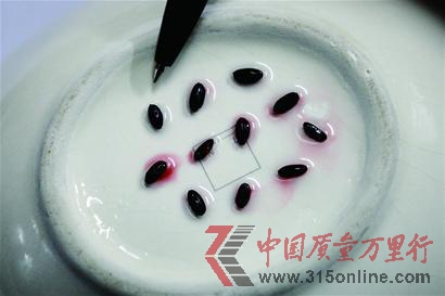 記者做的白醋浸泡黑米實驗，和李女士得出的結果一樣。 朱軍 攝記者 韓曉璨