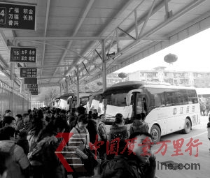 成都晚報(bào)提醒廣大返鄉(xiāng)乘客,請一定到正規(guī)車站指定售票處購買車票。 成都晚報(bào)提醒廣大返鄉(xiāng)乘客,請一定到正規(guī)車站指定售票處購買車票。