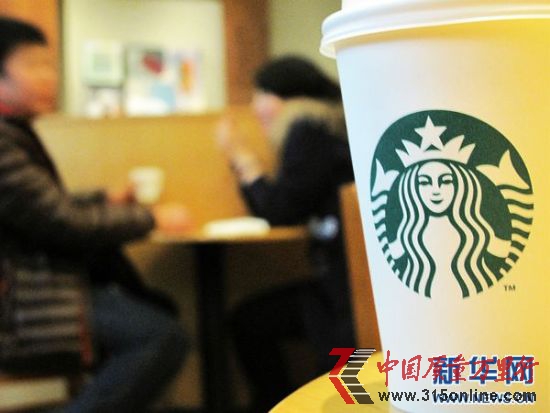 1月30日,顧客在南京湖南路一家星巴克門(mén)店內(nèi)消費(fèi)。據(jù)網(wǎng)易財(cái)經(jīng)報(bào)道,星巴克大中華區(qū)公關(guān)部經(jīng)理勵(lì)靜當(dāng)日表示,出于運(yùn)營(yíng)成本考慮,從1月31日起,星巴克中國(guó)區(qū)將對(duì)手工調(diào)制咖啡統(tǒng)一提價(jià),漲價(jià)幅度約為1至2元;星冰樂(lè)、熱巧克力、牛奶等均不在漲價(jià)之列。新華社發(fā)