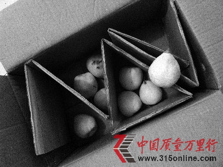 一箱梨有“半箱”紙板,梨倒沒幾個(gè)。
