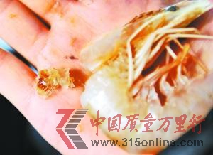 2月13日，記者從購買的“注膠蝦”頭部擠出膠狀透明物質。新華社發