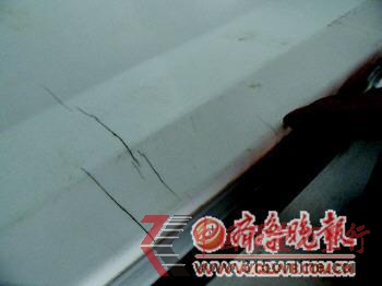 趙先生指著約2厘米的裂痕說(shuō):“這是購(gòu)買(mǎi)半年后出現(xiàn)的,現(xiàn)在又多了四條”。 本報(bào)記者 任洪忠 攝 趙先生指著約2厘米的裂痕說(shuō):“這是購(gòu)買(mǎi)半年后出現(xiàn)的,現(xiàn)在又多了四條”。 本報(bào)記者 任洪忠 攝