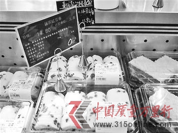 蔓越莓蛋卷原價14.8元,優(yōu)惠價11.8元。但是收銀臺卻是按原價結(jié)算的。 記者張丹丹 實習生石曉丹 攝 蔓越莓蛋卷原價14.8元,優(yōu)惠價11.8元。但是收銀臺卻是按原價結(jié)算的。 記者張丹丹 實習生石曉丹 攝