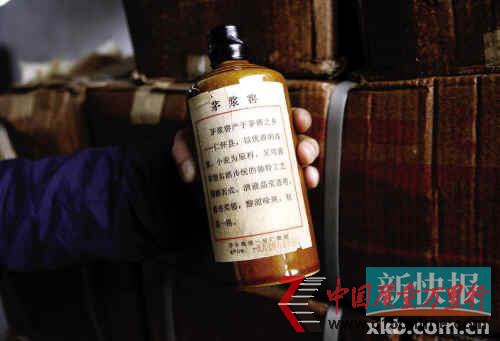 ■工商人員查獲的號稱1987年產(chǎn)的“茅漿酒”。 ■工商人員查獲的號稱1987年產(chǎn)的“茅漿酒”。
