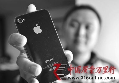 李先生購(gòu)買(mǎi)的iPhone 4手機(jī)。記者張偲 攝 李先生購(gòu)買(mǎi)的iPhone 4手機(jī)。記者張偲 攝