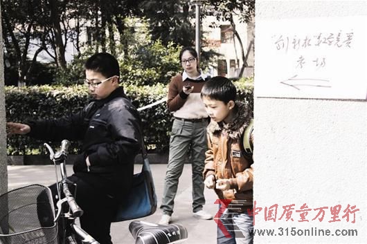 圖為:陪考的路艱辛而漫長(zhǎng),趕考的路忙碌又緊張。