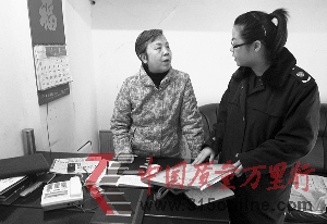 工商執(zhí)法人員現(xiàn)場(chǎng)查處<br><br> 工商執(zhí)法人員現(xiàn)場(chǎng)查處<br><br>
