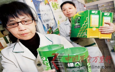 在白紙坊附近的金象大藥房?jī)?nèi),工作人員上午開(kāi)始下架被曝光的螺旋藻 攝/記者柴程