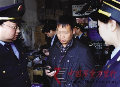 4月7日,新發(fā)地批發(fā)市場,執(zhí)法人員檢查售“鬼秤”店鋪。 4月7日,新發(fā)地批發(fā)市場,執(zhí)法人員檢查售“鬼秤”店鋪。