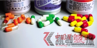 昨日，記者調查發現長沙幾大藥店均有銷售空心膠囊，而這些膠囊大部分來自紹興市新昌縣。圖/記者陳勇