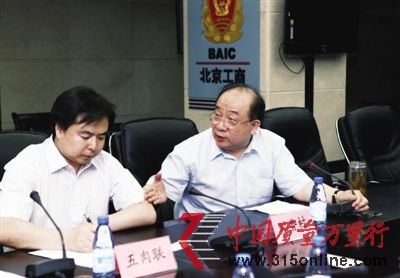 昨日,在市食品辦召開的新聞發(fā)布會(huì)上,稻香村董事長(zhǎng)畢國(guó)才回答記者提問。新京報(bào)記者 孫純霞 攝 昨日,在市食品辦召開的新聞發(fā)布會(huì)上,稻香村董事長(zhǎng)畢國(guó)才回答記者提問。新京報(bào)記者 孫純霞 攝