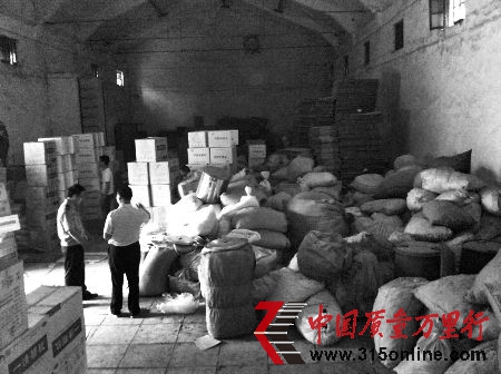 滑縣一藥品生產(chǎn)企業(yè)涉嫌違法私設倉庫,3000多件“問題藥”被查處。