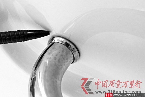 　　筆尖所指處可見兩道裂痕。 