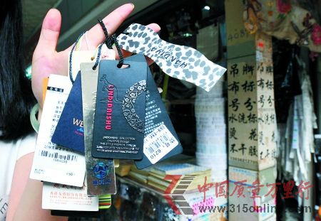 這些吊牌大都內(nèi)容簡略,做工粗糙。(圖片來源:重慶商報 記者 吳珊 攝)