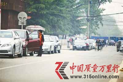 在北京的不少地方,活躍著沒有統一制服的“黑停車收費員” 周崗峰 攝 在北京的不少地方,活躍著沒有統一制服的“黑停車收費員” 周崗峰 攝