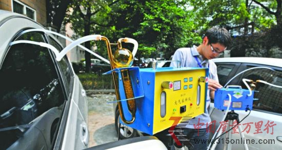 中國測試技術研究院室內環境檢測站的工作人員檢測車內有害氣體