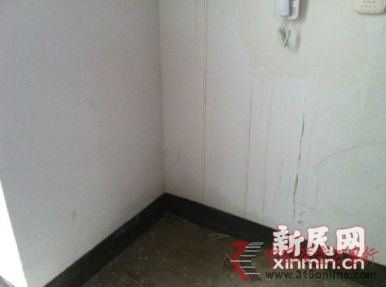 房屋滲水。新民網(wǎng)記者胡彥珣 現(xiàn)場(chǎng)回傳