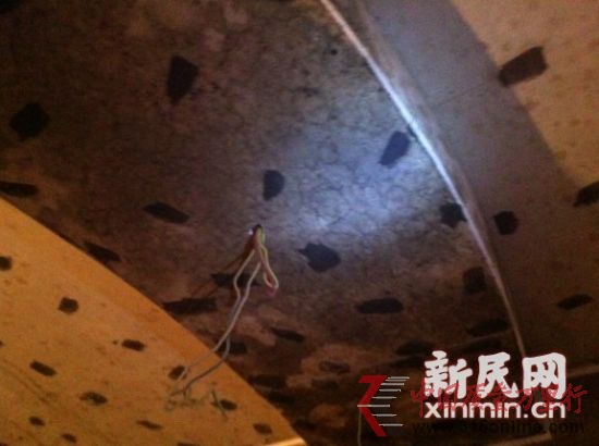 發(fā)霉的天花板。新民網(wǎng)記者胡彥珣 現(xiàn)場(chǎng)回傳