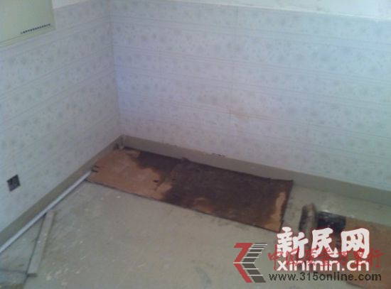 房屋角落滲水。新民網(wǎng)記者胡彥珣 現(xiàn)場(chǎng)回傳