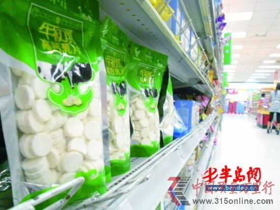 商場(chǎng)牛初乳奶粉都已經(jīng)下架,兒童吃的牛初乳咀嚼片等在銷售。