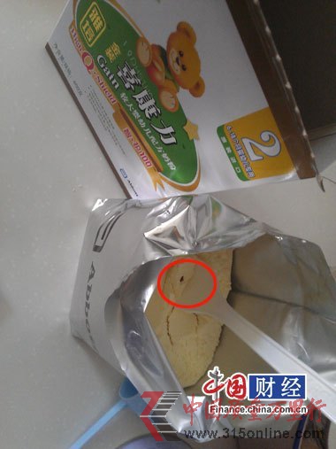 雅培喜康力二段奶粉中一個(gè)類似于米粒大小的棕色的異物 雅培喜康力二段奶粉中一個(gè)類似于米粒大小的棕色的異物