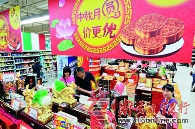 執(zhí)法人員建議消費(fèi)者,要到信譽(yù)度高、進(jìn)貨把關(guān)嚴(yán)格、經(jīng)營時間較長的大超市、大商場購買月餅。 丁玎 攝 執(zhí)法人員建議消費(fèi)者,要到信譽(yù)度高、進(jìn)貨把關(guān)嚴(yán)格、經(jīng)營時間較長的大超市、大商場購買月餅。 丁玎 攝