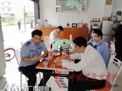 圖為：聯合檢查組暫扣無證卷煙現場。