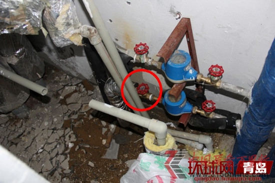 青島萬(wàn)科城管道井內(nèi)漏水的水管 青島萬(wàn)科城管道井內(nèi)漏水的水管