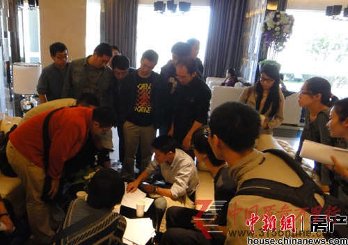 多名業(yè)主在他們擬定的《關(guān)于國風(fēng)美唐業(yè)主維權(quán)問題的說明》上簽名。 多名業(yè)主在他們擬定的《關(guān)于國風(fēng)美唐業(yè)主維權(quán)問題的說明》上簽名。